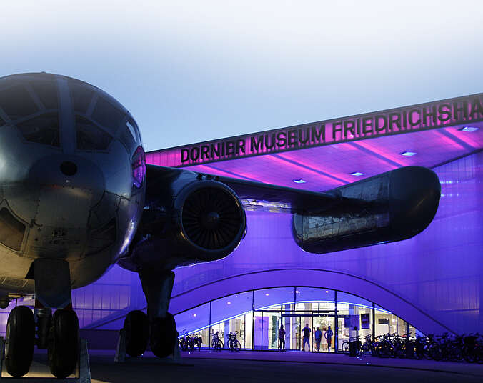 Museumseingang bei Nacht mit lila Beleuchtung