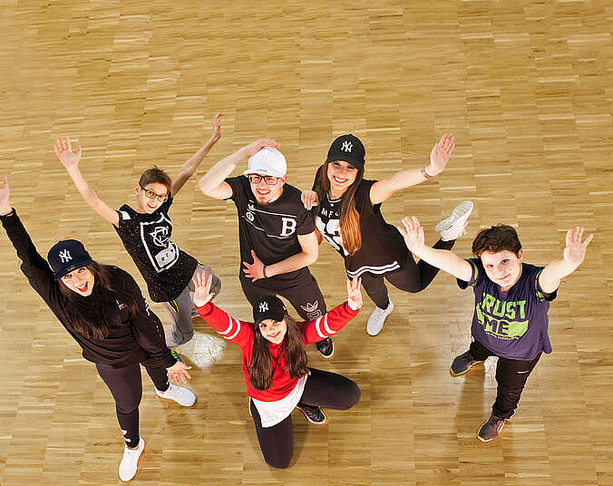 Sechs Jugendliche tanzen