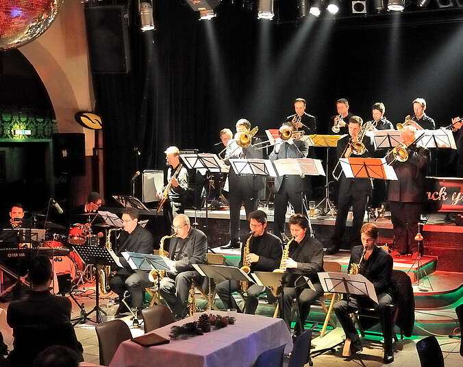 Das New JazzPort Orchestra im Casino der Caserne Das New JazzPort Orchestra im Casino der Caserne