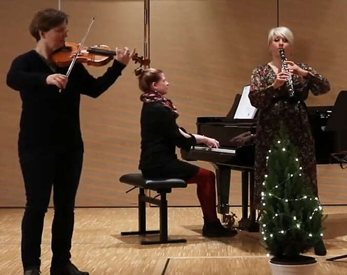 Drei Musiker spielen Konzert.