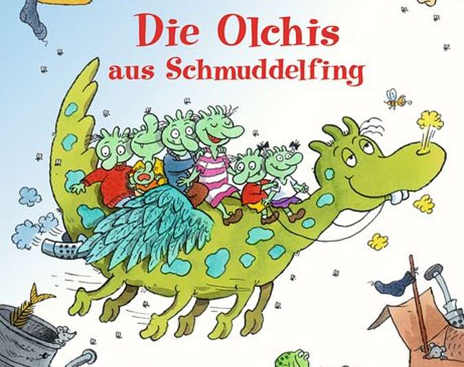 Die Olchis fliegen gemeinsam auf ihrem Drachen druch die Gegend.