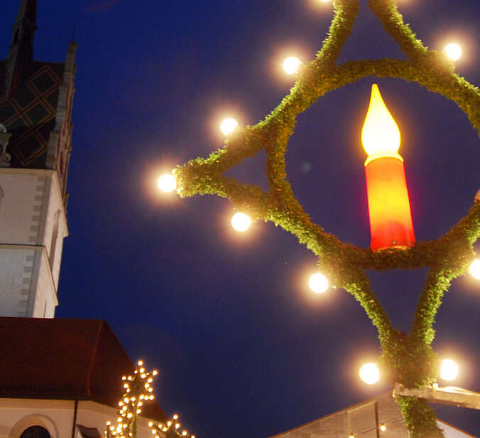Beleuchtung Weihnachtsmarkt in Abendstimmung