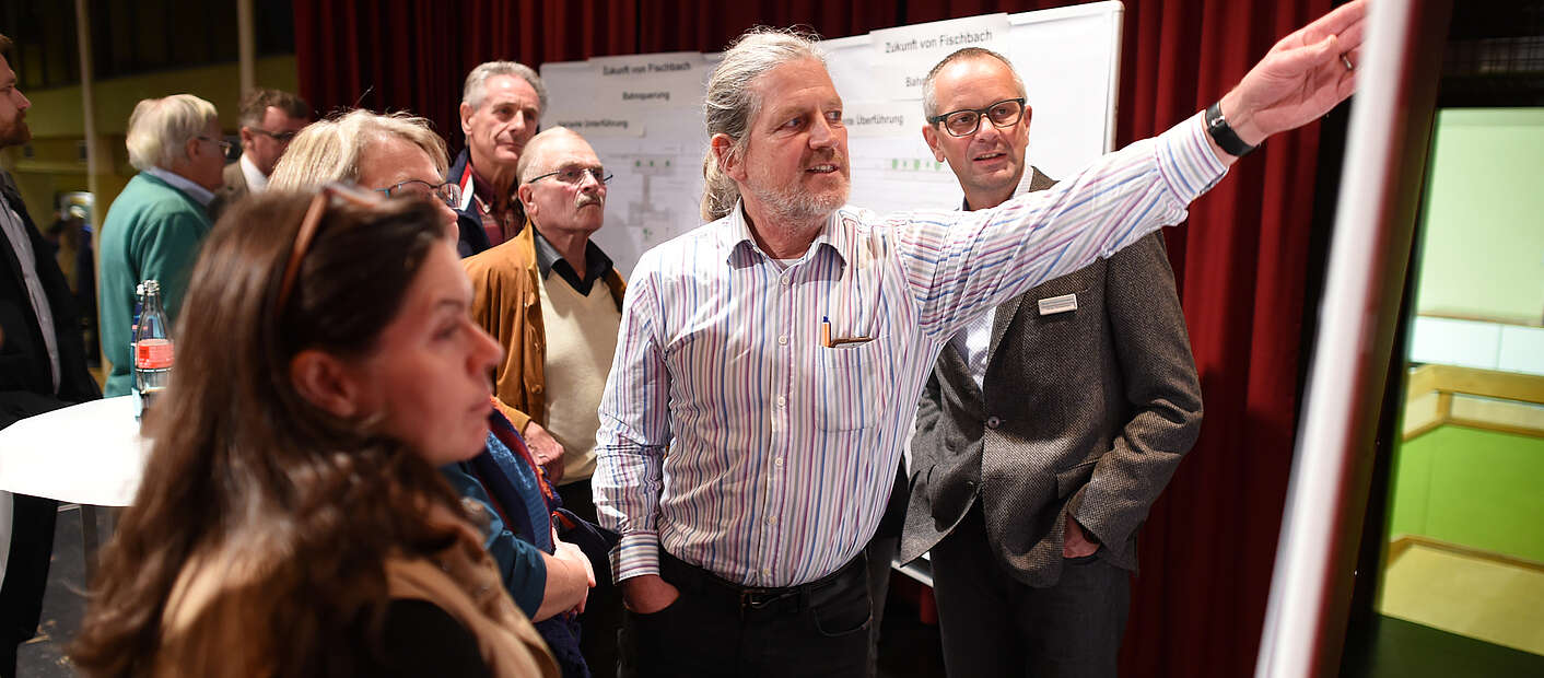 Menschen schauen sich Projekte an