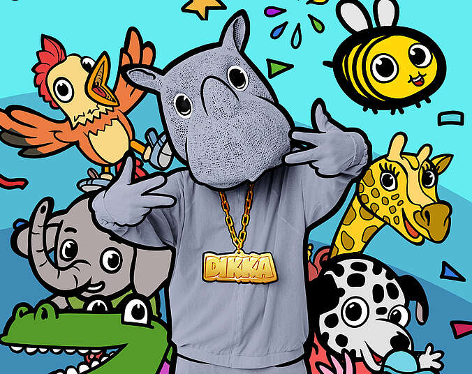 Ein Mensch in grauem Pulli mit Nilpferdmaske auf dem Kopf und dicker Goldkette mit den Namen "DIKKA" umgeben von grafisch gargestellten Tieren wie Krokodil, Elefant, Giraffe, Hahn, Biene und Dalmatiner.