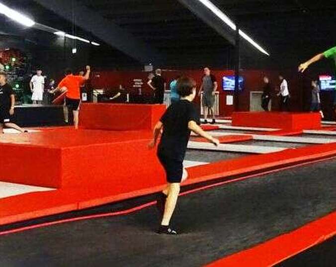 Jugendliche im Trampolinpark