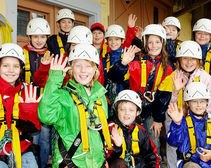 Kinder mit Helm und Klettersicherung